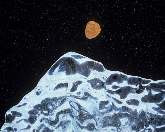           Tác phẩm giành giải Bức ảnh của năm thuộc về nhiếp ảnh gia Steve Alterman ở North Carolina, Mỹ. Alterman đã chụp một phần của tảng băng trôi dạt vào bãi cát đen nổi tiếng ở Iceland cùng tảng đá màu cam.          