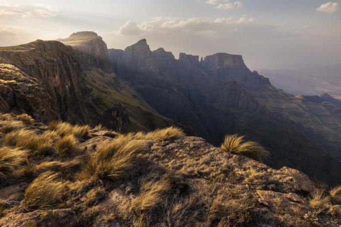           Một tác phẩm tiêu biểu khác của Smorenburg, chụp trong chuyến đi bộ đường dài, gian khổ ở vùng núi Drakensberg với độ cao trung bình 1.500 m.           