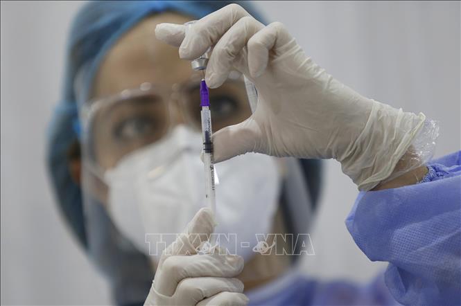 Nhân viên y tế chuẩn bị tiêm vaccine phòng COVID-19 của hãng Pfizer/BioNTech. Ảnh: THX/TTXVN