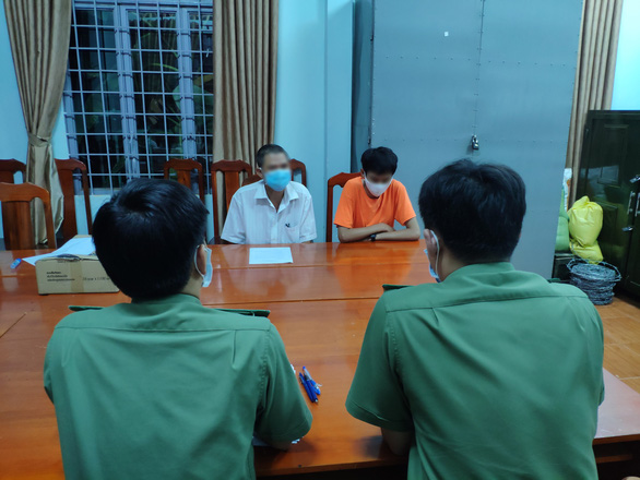   P.T. (áo cam) cùng người giám hộ làm việc với Công an tỉnh Lâm Đồng - Ảnh: CACC  