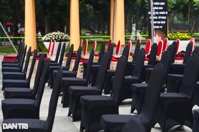   Toàn bộ bàn và ghế ngồi trong buổi lễ tưởng niệm đã được phủ khăn đen.  