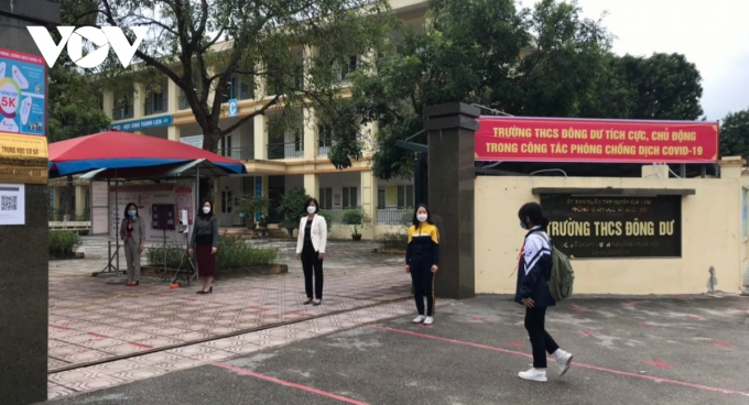 Tại Trường THCS Đông Dư, huyện Gia Lâm, các em học sinh háo hức đến trường từ sáng sớm. Nhà trường cũng lên phương án đón học sinh từ sớm. 