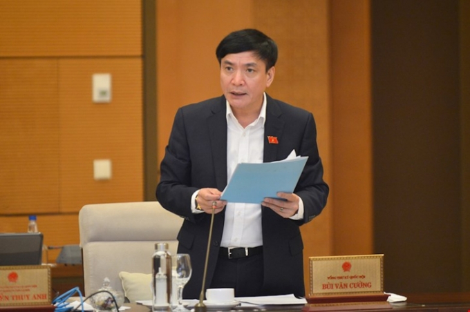   Tổng Thư ký Quốc hội, Chủ nhiệm Văn phòng Quốc hội Bùi Văn Cường trình bày báo cáo.  