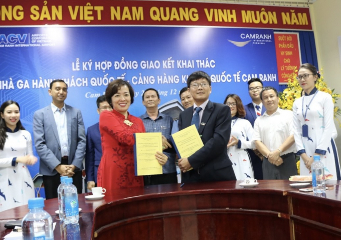 Bà Lê Thị Hồng Minh- Tổng giám đốc CRTC cùng ông Nguyễn Bá Quân- Giám đốc Cảng HK Quốc tế Cam Ranh tại lễ ký kết hợp đồng khai thác Nhà ga hành khách quốc tế- Cảng HKQT Cam Ranh.