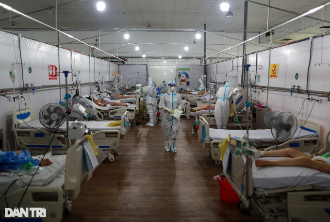   Bệnh viện dã chiến điều trị Covid-19 đa tầng quận Tân Bình (TPHCM) hiện đang trong tình trạng quá tải do bệnh nhân mắc Covid-19 nhập viện sau thời gian nới lỏng giãn cách tăng mạnh.   