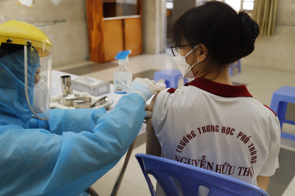   Học sinh Trường THPT Nguyễn Hữu Thọ, Quận 4 (TP.HCM) tiêm mũi 2 vắc xin ngừa COVID-19 vào sáng 22-11 - Ảnh: Tuổi trẻ  