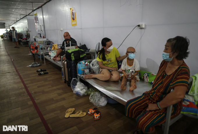  Chị Văn Bảo Ngọc (ngụ quận Tân Bình) cùng con trai là Triệu Gia Bảo (9 tuổi) nhập viện từ 4 ngày trước, do khu vực giường bệnh đã hết chỗ nên hai mẹ con được sắp xếp nằm ở khu vực hành lang của tầng một.  