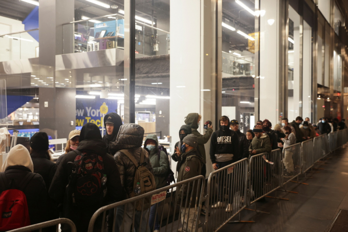   Dòng người đứng chờ mở cửa bên ngoài Best Buy tại Manhattan, thành phố New York (Mỹ) khá đông. Năm nay, Best Buy mở cửa vào 5h sáng thứ Sáu. Ảnh: Reuters  