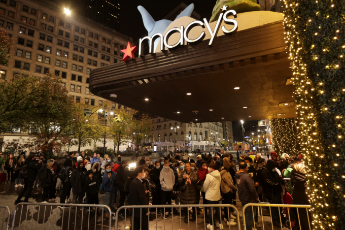   Bên ngoài Macy’s tại Manhattan ở thành phố New York (Mỹ) cũng đông đúc không kém. Ảnh: Reuters  
