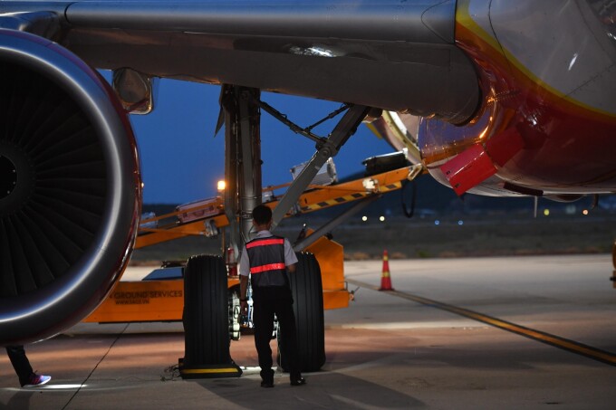   Vietjet Air khắc phục máy bay sau sự cố. Ảnh: Phương Hoàng  