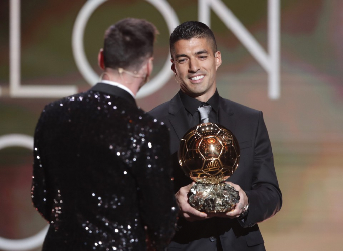           Tiền đạo sinh năm 1987 nhận giải thưởng cá nhân cao quý từ tay người bạn thân Luis Suarez.          