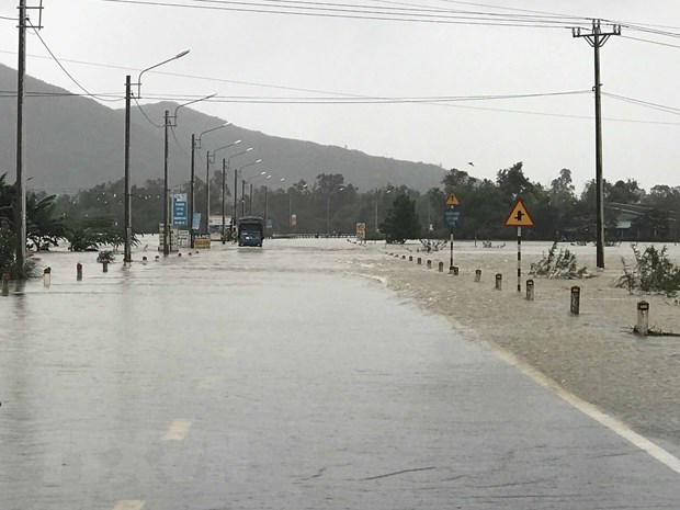   Tuyến tránh Quốc lộ 1 qua địa bàn thị xã An Nhơn, tỉnh Bình Định, bị ngập sâu từ tối 29/11, chia cắt giao thông. (Ảnh: Phạm Kha/TTXVN  