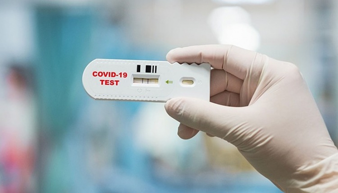 Tự test nhanh COVID-19 tại nhà, vô tình sử dụng luôn cả que chứng dương