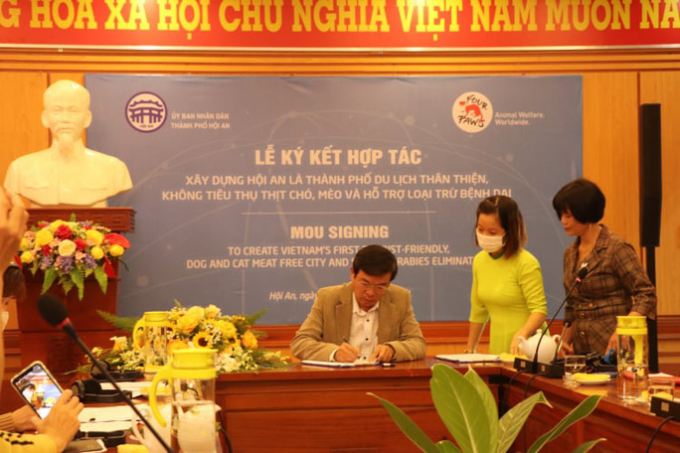   Ông Nguyễn Thế Hùng, Phó Chủ tịch UBND TP Hội An ký cam kết loại bỏ việc sử dụng thịt chó, mèo ở TP Hội An.  