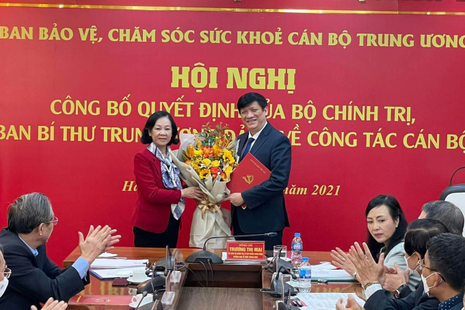         Trưởng Ban Tổ chức Trung ương Trương Thị Mai trao Quyết định của Bộ Chính trị cho ông Nguyễn Thanh Long. Ảnh: TTXVN        