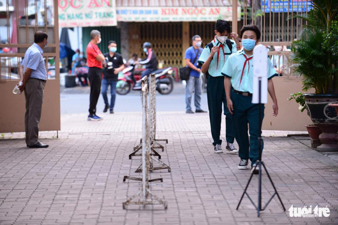   Học sinh lớp 9 Trường THCS Lý Phong (quận 5, TP.HCM) trong ngày đầu đến trường - Ảnh: QUANG ĐỊNH  