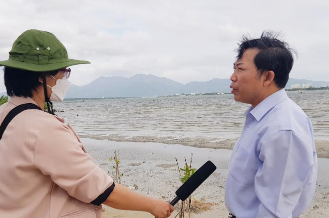 Đại biểu Quốc hội Lưu Bình Nhưỡng trả lời phỏng vấn Đài KTV tại rừng ngập mặn Cam Lâm