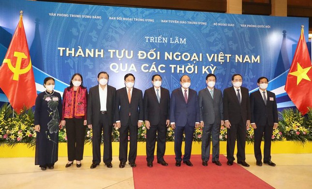           Lãnh đạo Đảng, Nhà nước chụp ảnh chung tại triển lãm thành tựu đối ngoại Việt Nam qua các thời kỳ. Ảnh Như Ý          