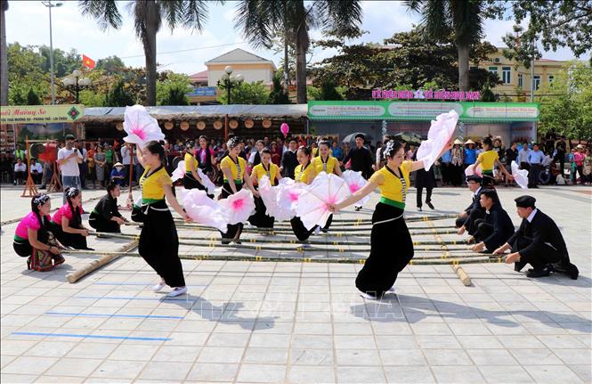 Điệu múa Xòe quạt kết hợp với nhảy sạp, do cộng đồng dân tộc Thái đến từ tỉnh Sơn La thể hiện. Ảnh: Xuân Tiến/TTXVN