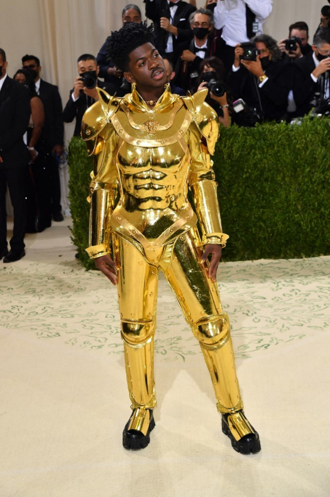   Cũng trong sự kiện này, ca sĩ Lil Nas X gây chú ý khi mặc một lúc ba bộ quần áo lên thảm đỏ, được Vogue ví như búp bê Matryoshka. Ban đầu, anh diện áo choàng khổng lồ. Sau đó, ca sĩ cởi ra, để lộ bộ giáp vàng và jumpsuit đính pha lê của Versace  