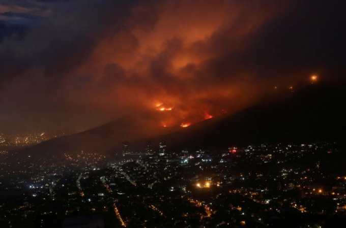 Đám cháy rừng bùng phát trên sườn Núi Bàn, nhìn từ thành phố Cape Town, Nam Phi, ngày 19/4/2021. 
