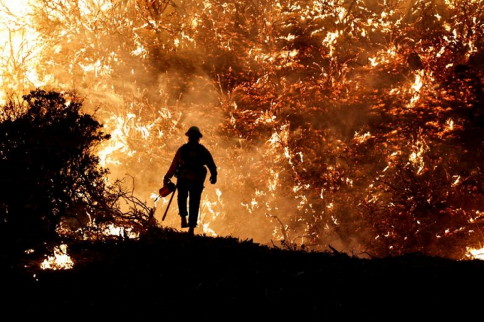 Một lính cứu hỏa làm việc khi Đám cháy Caldor bùng phát ở Grizzly Flats, California, ngày 22/8/2021. 