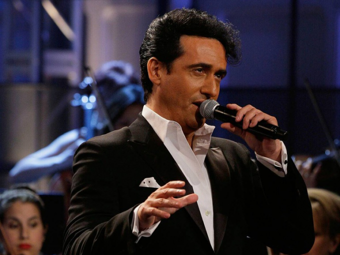  Ca sĩ Carlos Marín.   