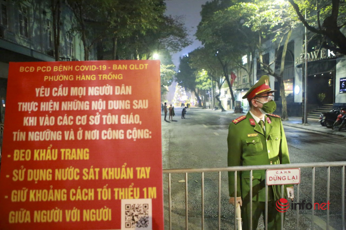 Hình ảnh đêm Noel 'đặc biệt' ở Hà Nội, an ninh thắt chặt quanh Nhà thờ Lớn