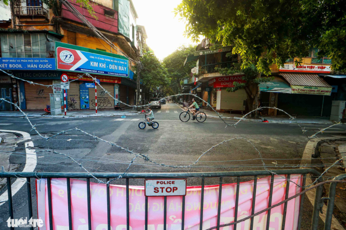   Thực hiện chỉ đạo giãn cách xã hội của thành phố Hà Nội, một hàng rào thép gai được dựng lên ngăn cách giữa hai phường Hàng Đào và Hàng Bồ (quận Hoàn Kiếm) - Ảnh: NGUYỄN KHÁNH  