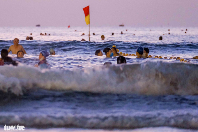   Bức ảnh được chụp vào sáng sớm ngày 30-9, khi người Đà Nẵng được phép tắm biển trở lại sau một thời gian dài giãn cách xã hội toàn thành phố - ẢNH: TẤN LỰC  