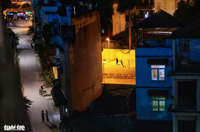   Một khu dân cư nằm bên đường Võ Chí Công (Hà Nội), ảnh chụp tối 6-11 khi số ca mắc COVID-19 vượt qua con số 1.000 ca/ngày - Ảnh: ĐỒNG HIẾU  