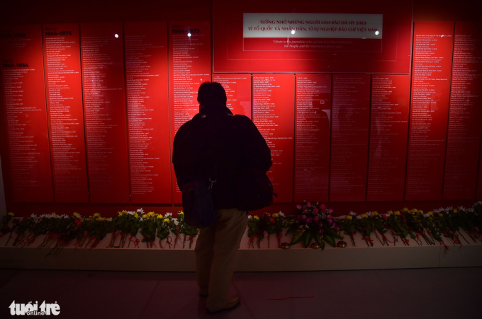   Danh sách hơn 500 nhà báo đã hy sinh khi tác nghiệp xuyên suốt cả hai cuộc kháng chiến, cùng với nhiều hiện vật có giá trị được trưng bày tại chuyên đề “Một đội ngũ cách mạng, một sứ mệnh vẻ vang” khai mạc ngày 23-12, diễn ra trong 2 tuần tại Bảo tàng Báo chí Việt Nam - Ảnh: MINH LINH  