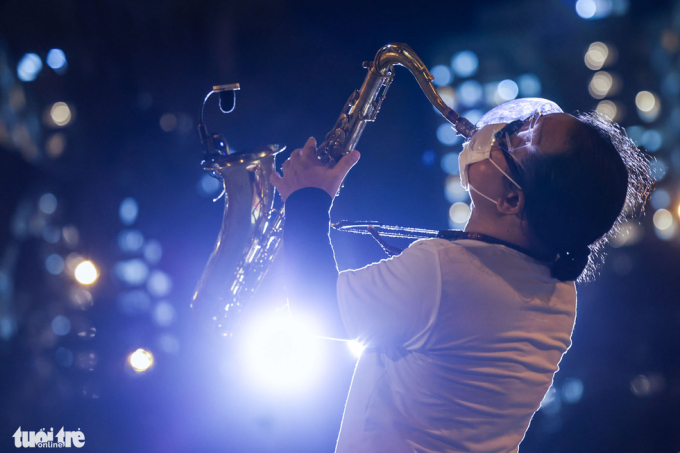   Nghệ sĩ saxophone Trần Mạnh Tuấn biểu diễn ca khúc 