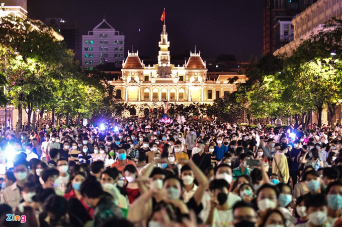           Chương trình biểu diễn ca nhạc trên phố đi bộ Nguyễn Huệ diễn ra sôi động, thu hút nhiều người dân theo dõi. Trước đó, theo đại diện UBND TP.HCM, chương trình countdown đón năm mới diễn ra trước toà nhà Sunwah. Phương thức là không mời khán giả, đại biểu mà tường thuật trực tiếp, trực tuyến.          