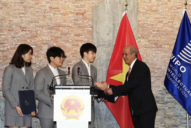 3 học sinh Việt Nam nhận giải thưởng danh giá thế giới nhờ sáng chế mũ cách ly di động 
