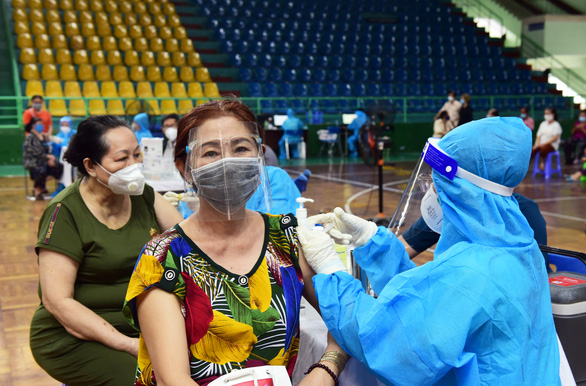 Đại biểu Quốc hội hỏi khi nào tiêm chủng Covid-19 cho người dân bằng vaccine do Việt Nam sản xuất