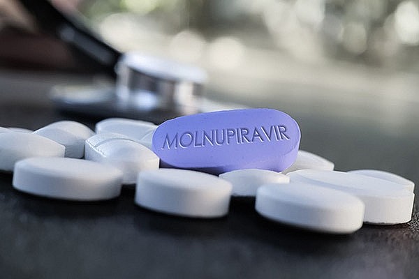 Molnupiravir được sử dụng để điều trị COVID-19 mức độ nhẹ đến trung bình ở người trưởng thành dương tính với xét nghiệm chẩn đoán SARS-CoV-2 và có ít nhất một yếu tố nguy cơ làm bệnh tiến triển nặng. Ảnh: VGP/Hiền Minh