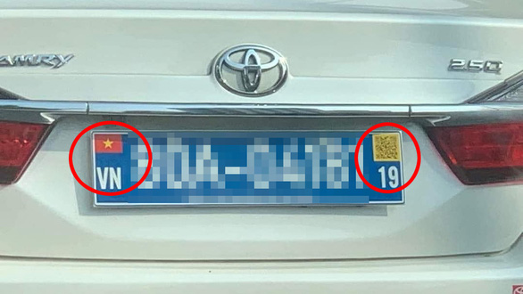   Hình ảnh biển số xe thử nghiệm chứa mã QR và quốc kỳ - Ảnh: X.Đ.  