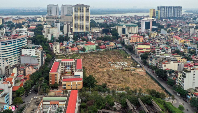           Lô đất của Tân Hoàng Minh tại số 94 Lò Đúc, nằm giữa ba con đường là Nguyễn Công Trứ, Thi Sách và Lò Đúc. Khu đất làm dự án có diện tích khoảng 2,67 ha; dự kiến triển khai hai toà cao ốc cao 33-35 tầng.          