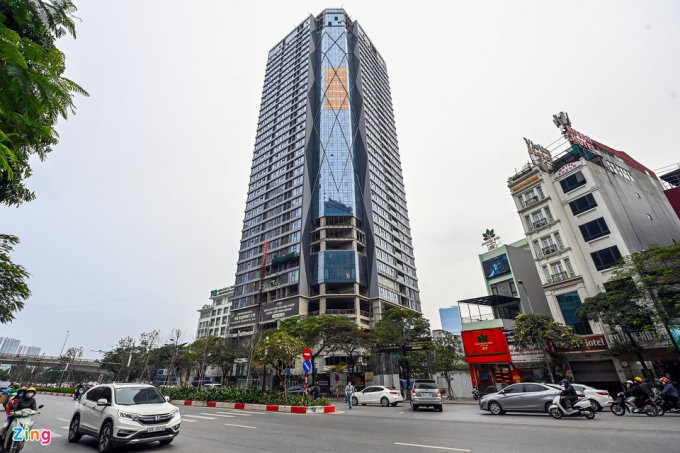           Bên cạnh đó là dự án Summit Building tại số 216 Trần Duy Hưng, có 35 tầng nổi, 4 tầng hầm (bao gồm 1 tầng lửng), tổng diện tích dự án 2.373 m2 với 288 căn hộ.          