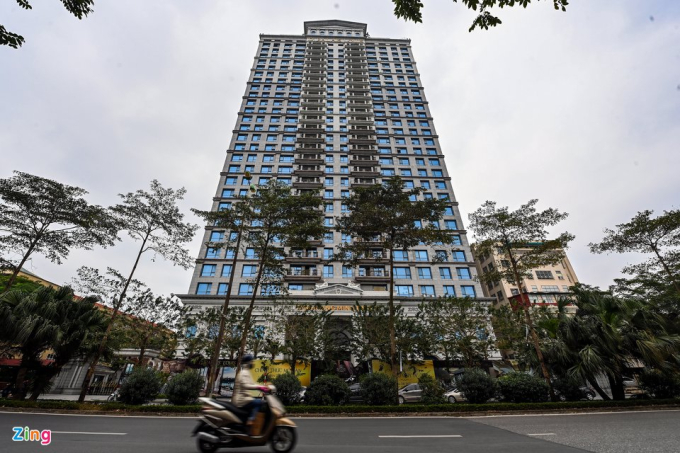           Dự án tại số 6 Nguyễn Văn Huyên, quận Cầu Giấy, được xây dựng trên khu đất có diện tích 4.791 m2; gồm một tòa tháp cao 32 tầng với 242 căn hộ. D’. Palais de Louis ra mắt vào năm 2009.          
