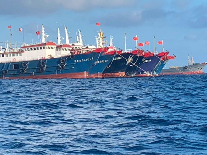           Đội tàu cá Trung Quốc neo đậu trái phép tại đá Ba Đầu trong cụm Sinh Tồn, thuộc quần đảo Trường Sa của Việt Nam. Ảnh: Reuters.          