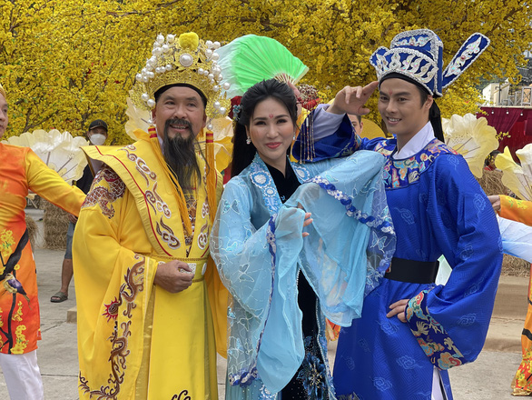   Các nghệ sĩ (từ trái qua): Hữu Nghĩa, Như Huỳnh, Võ Minh Lâm trong vở Táo Quân Bạc Liêu chào xuân - Ảnh ĐPCC  
