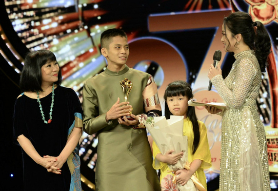   Con nuôi ca sĩ Phi Nhung thay người mẹ quá cố nhận giải thưởng Mai Vàng.  