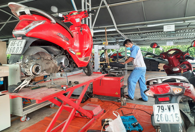 Công ty sửa hơn 400 xe máy cho lao động về Tết