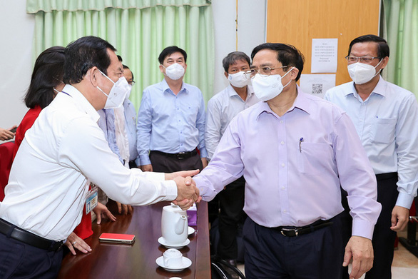  Thủ tướng Phạm Minh Chính thăm, chúc Tết và tặng quà đội ngũ cán bộ, y bác sĩ, nhân viên y tế tại Sở Y tế TP.HCM - Ảnh: VGP  