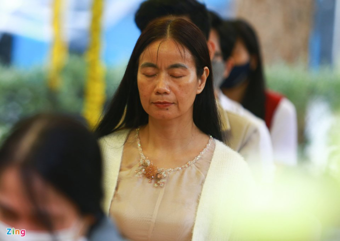           Theo ghi nhận của Zing, đến 12h cùng ngày, nhiều người dân ở tỉnh Thừa Thiên - Huế vẫn đổ về tổ đình Từ Hiếu để nguyện cầu cho thiền sư.          