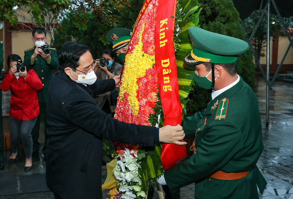 Thủ tướng Phạm Minh Chính đặt vòng hoa tưởng niệm các anh hùng, liệt sĩ đã hy sinh trong cuộc Chiến tranh bảo vệ biên giới ngày 17-2-1979 tại khu tưởng niệm các anh hùng liệt sĩ Pò Hèn, xã Hải Sơn, thành phố Móng Cái - Ảnh: VGP/Nhật Bắc