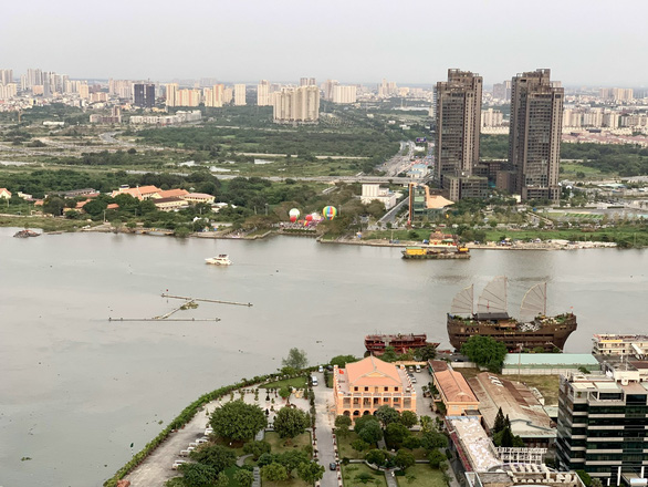 Vì sao nhiều ngày nay xuất hiện tình trạng xà lan thả bao cát xuống sông Sài Gòn?