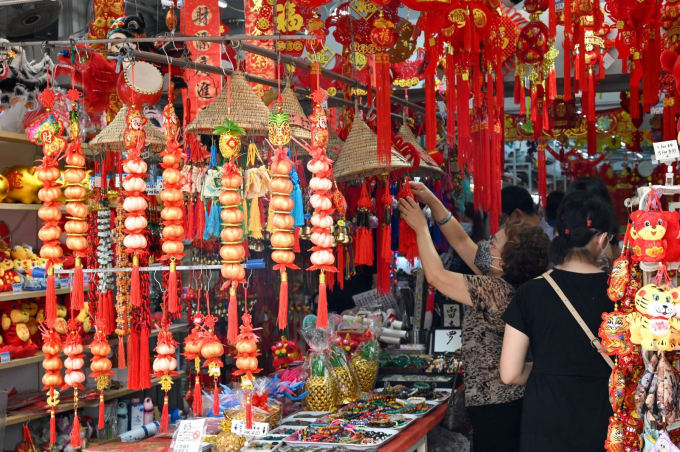 Người dân chọn mua đồ trang trí Tết tại Singapore ngày 31/1/2022. Ảnh: AFP/ TTXVN